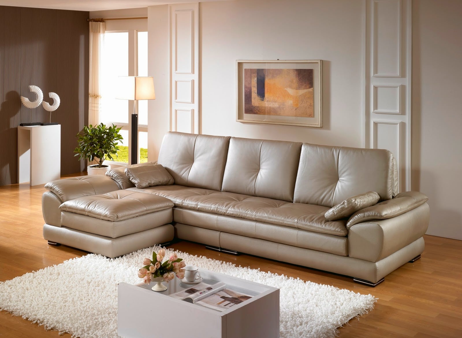 Thảm trải sàn tone trắng kết hợp với sofa sang trọng và thanh lịch