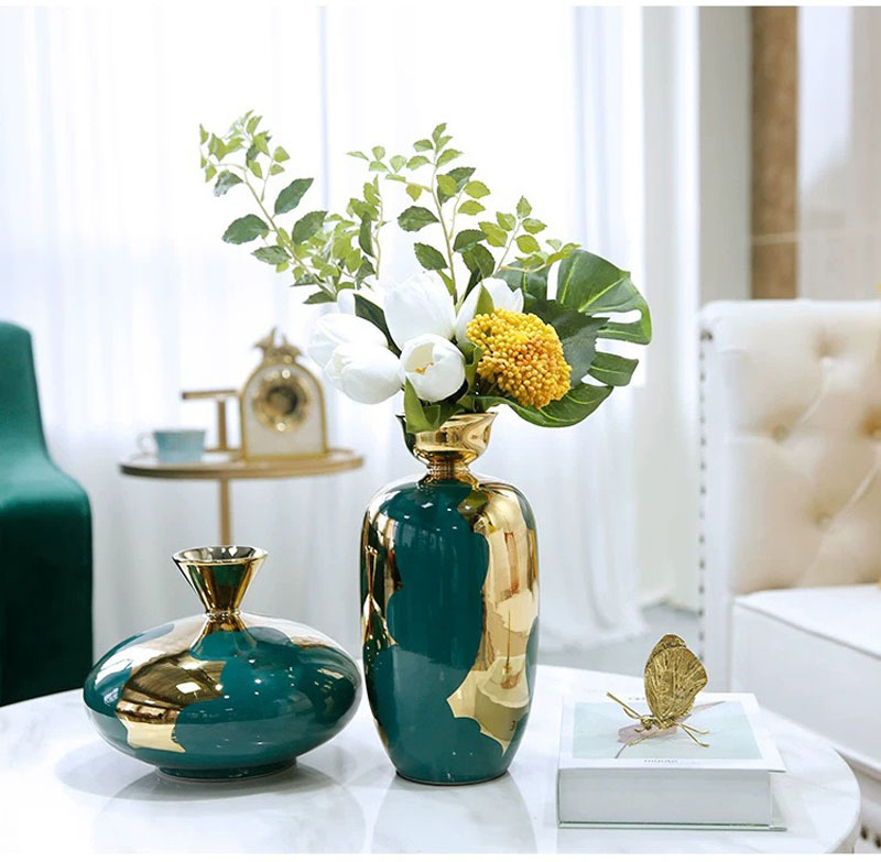 Bộ bình hoa sứ xanh ngọc và vàng gold sang trọng tạo điểm nhấn decor phòng khách